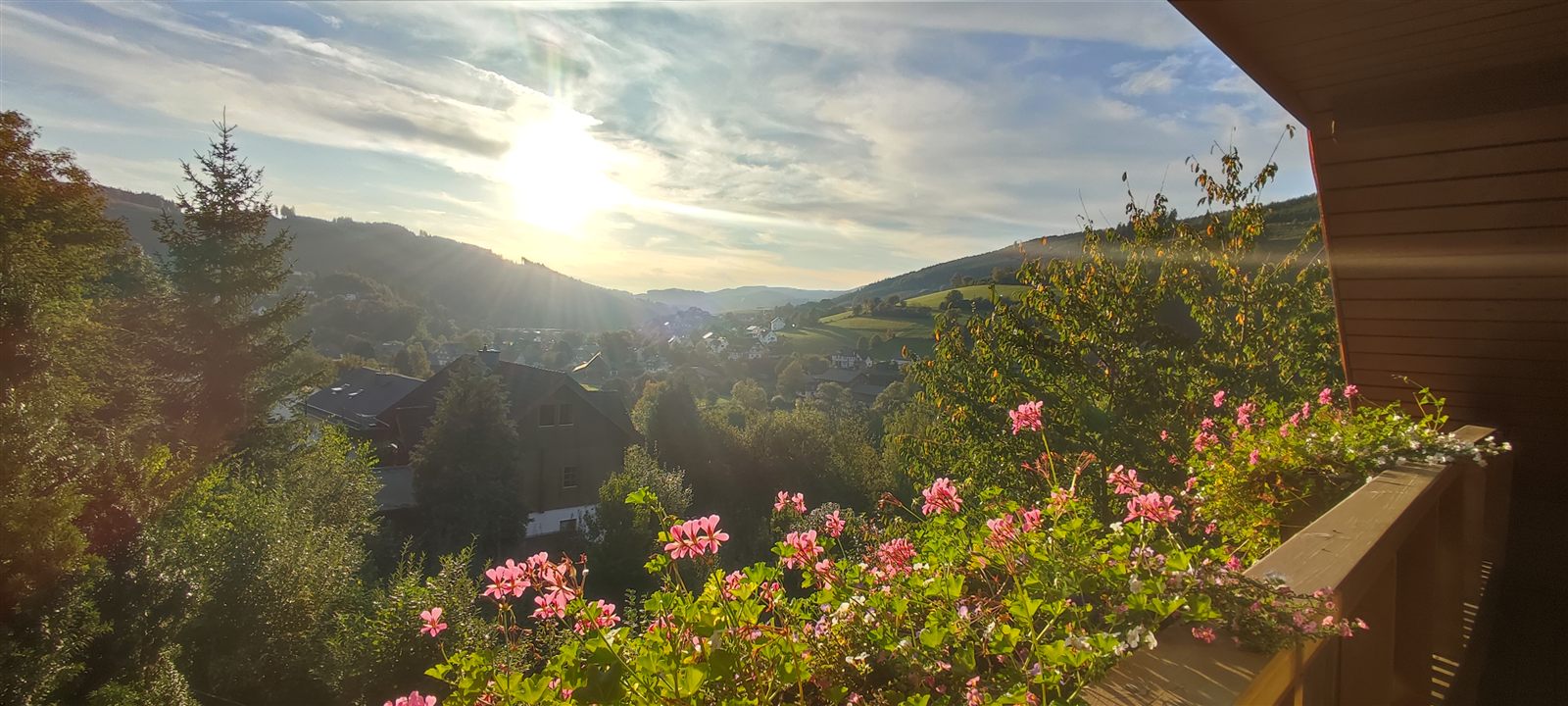 Abendlicher Blick vom Balkon über das Tal von Fleckenberg