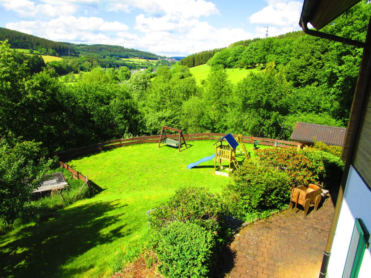 Garten mit Spielplatz am Blockhaus